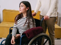 Cum alegi corect un fotoliu rulant cu rotile pentru o persoana cu dizabilitati orteze de mana